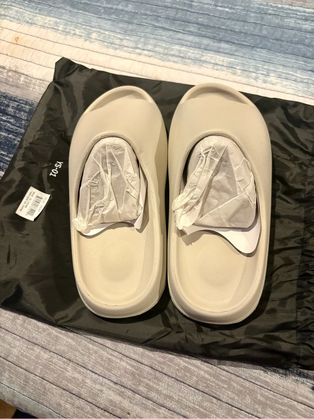 Yeezy Slide Sandals in Cream